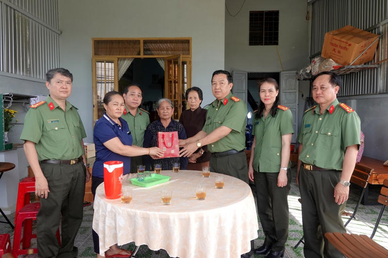 Đoàn công tác thăm hỏi thân nhân liệt sĩ Nguyễn Văn Kiên, Bí thư Đảng ủy Ea Ktur.