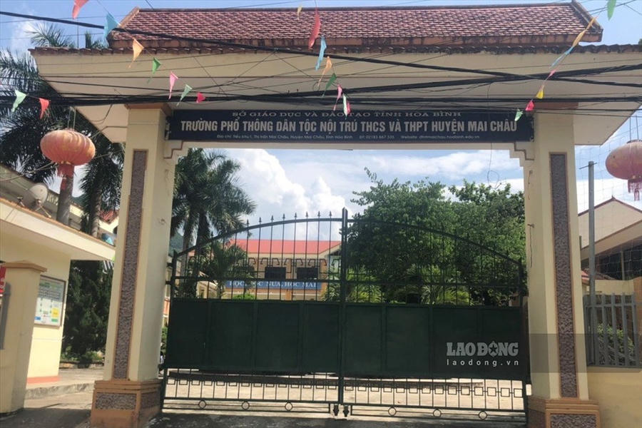 Kỷ luật cảnh cáo Hiệu trưởng Trường Phổ thông Dân tộc Nội trú THCS &amp;amp; THPT huyện Mai Châu. Ảnh: Minh Nguyễn.