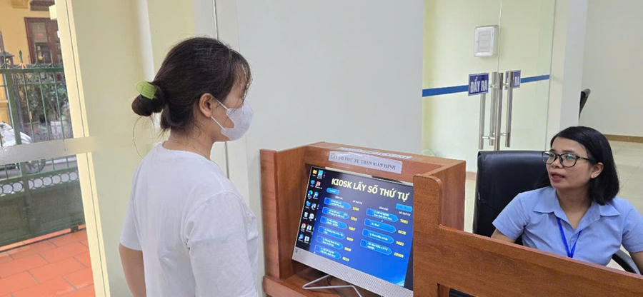 Công dân lấy số thứ tự tại Trung tâm Hành chính công phường Cẩm Phả, tỉnh Quảng Ninh. Ảnh: Nguyễn Quang.