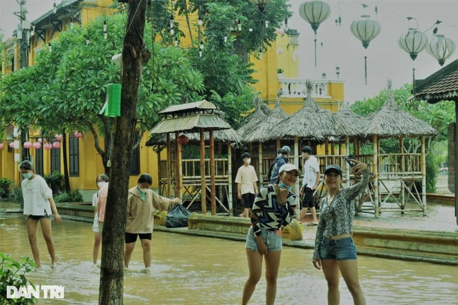 Hội An mùa nào cũng thật đẹp, thật hấp dẫn, và mùa lũ cũng là một mùa đặc biệt như thế. Bà Nguyễn Thị Liên (TP Hội An) cho hay: