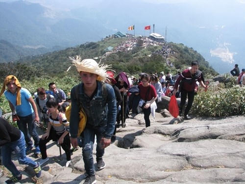 Tổng chiều dài từ chân lên đến đỉnh núi Yên Tử khoảng 6.000 m đường rừng núi, hàng chục nghìn bậc đá trơn trượt.