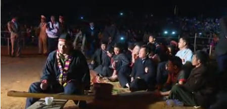 Thầy mo ngồi trên một chiếc ghế dài để cúng thần linh. Gõ hai vật bằng sắt, phát ra những âm thanh gấp gáp, liên tục để cho phép người Pà Thẻn có được sức mạnh phi thường để nhảy vào đống lửa.