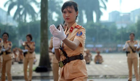 Nữ CSGT H&agrave; Nội xinh đẹp, cuốn h&uacute;t mọi người trong hội thi.