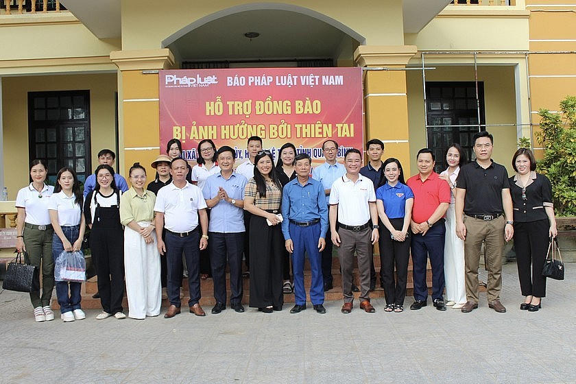 Đoàn trao 100 suất quà tại xã Trường Thủy, huyện Lệ Thủy (Quảng Bình).