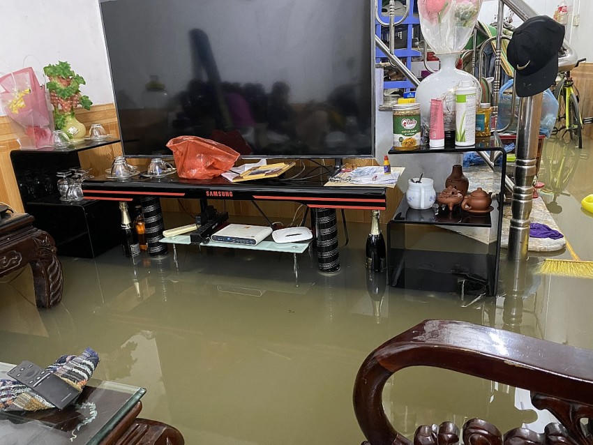 Nước tràn vào nhà dân.