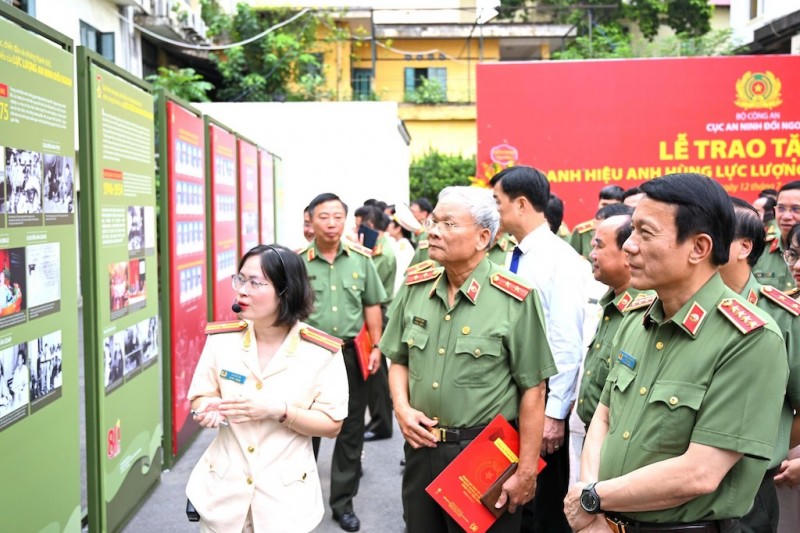 Bộ trưởng Lương Tam Quang và các đại biểu xem lại quá trình chiến đấu và trưởng thành của lực lượng An ninh đối ngoại.