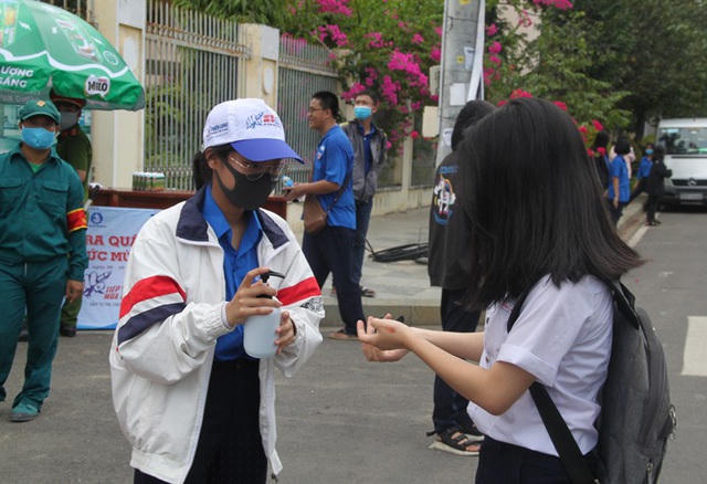 Thí sinh được rửa tay sát khuẩn, đeo khẩu trang...