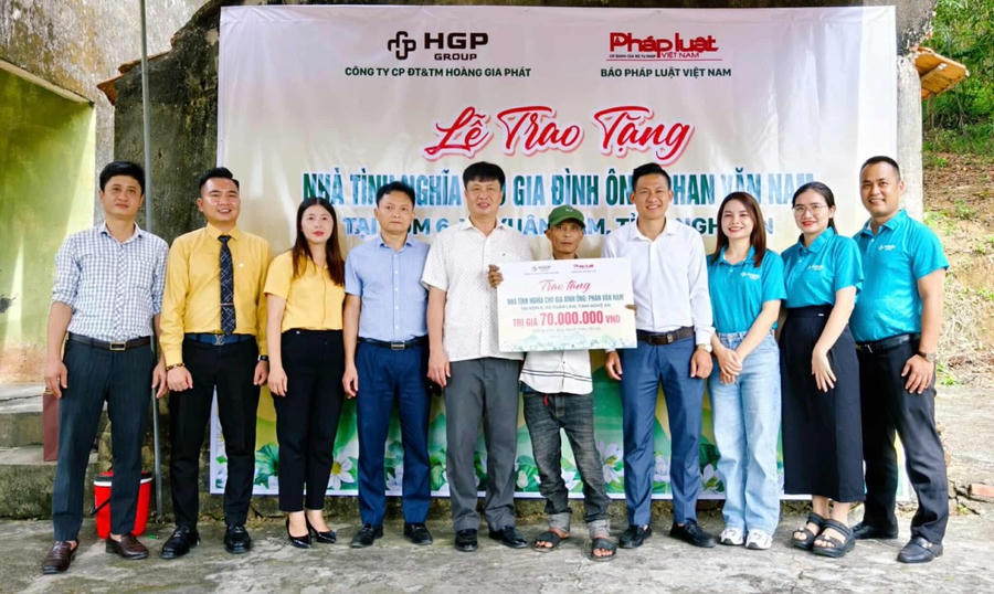 Trao tặng ngôi nhà nghĩa tình cho ông Phan Văn Nam.