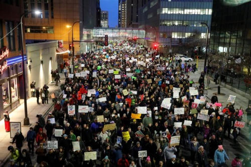 Biểu tình phản đối sắc lệnh của Trump tại thành phố Minneapolis, bang Minnesota hôm 31/1. Ảnh: Reuters