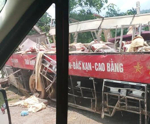 Chiếc xe đã bị hư hỏng nặng sau khi đưa lên khỏi hiện trường.