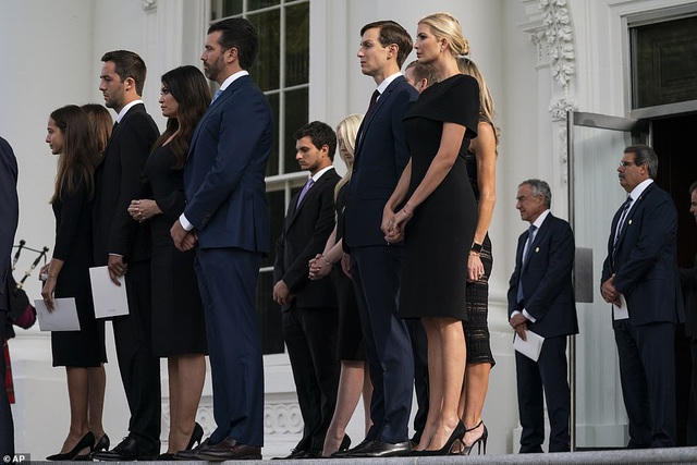 Các con trai, con gái và thân nhân của ông Trump tại tang lễ.