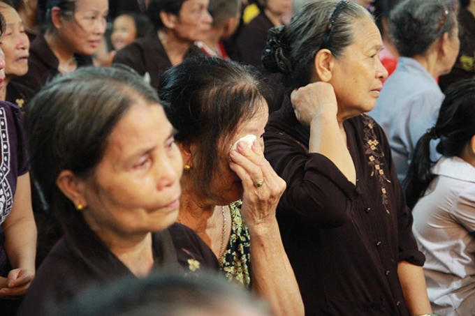 Đến tham gia buổi Đại Lễ từ 13h chiều, cụ Lê Thị Năm (70 tuổi, đến từ TP Hòa Bình) xúc động: “Sống được từng này tuổi tôi mừng lắm rồi, đến giờ phút này chỉ cầu mong cho con cháu được vui vẻ, yêu thương nhau thôi,…”.