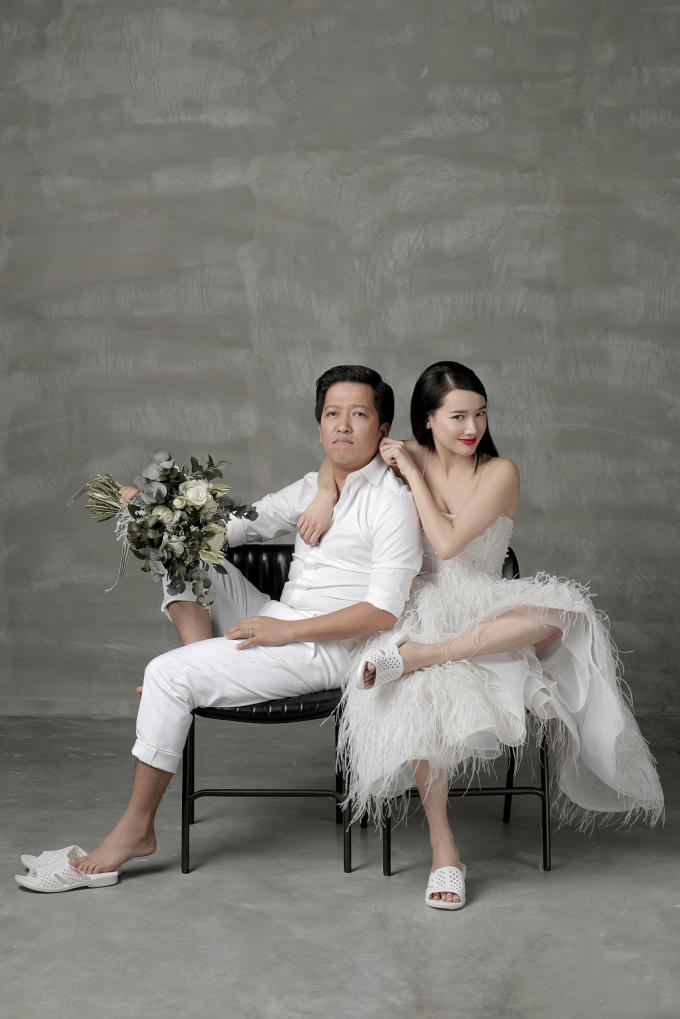 Nhã Phương - Trường Giang đi dép tổ ong nghìn lỗ chụp ảnh cưới