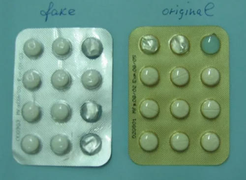Thuốc chữa sốt rét giả (trái) và thật. Ảnh: Popsci.
