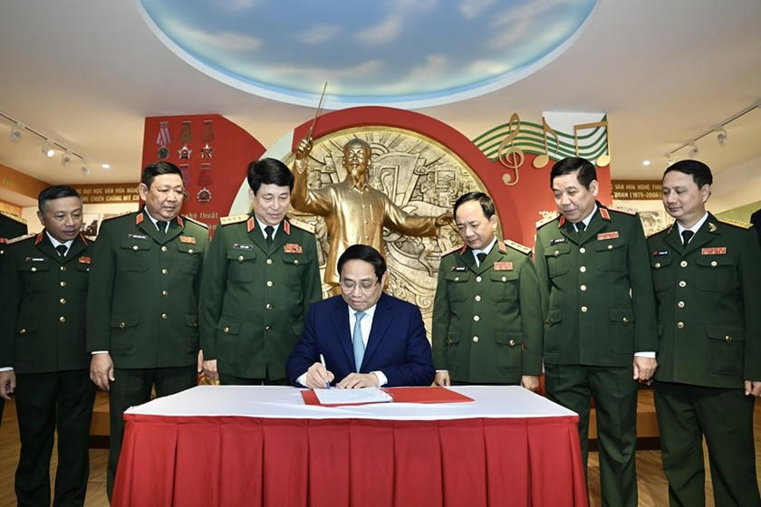 thu-tuong-pham-minh-chinh-ghi-so-luu-niem-cua-nha-truong-anh-bao-quan-doi-nhan-dan-9287