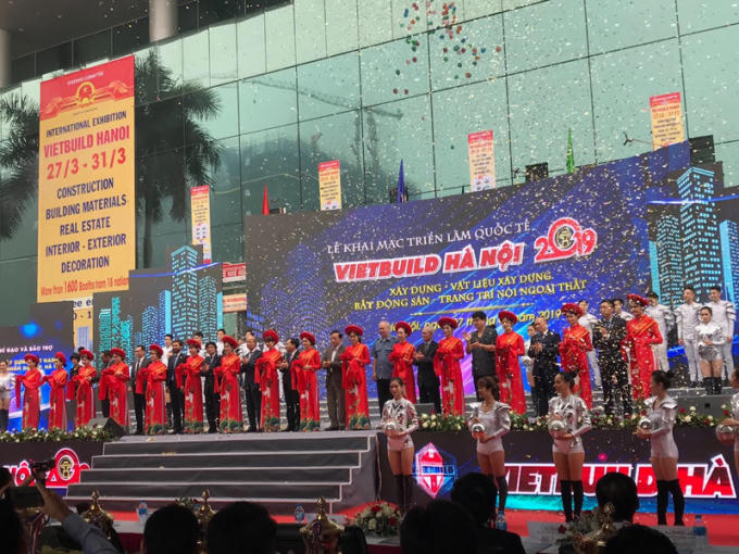 Các đại biểu cắt băng khai mạc Triển lãm Vietbuild 2019. (Nguồn: Báo Xây dựng)
