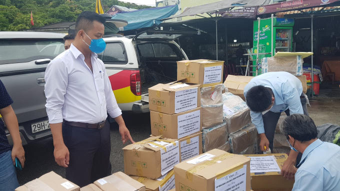 Hàng viện trợ vật tư y tế được chuyển lên xe ô tô của nhóm phóng viên tác nghiệp tại Đà Nẵng.