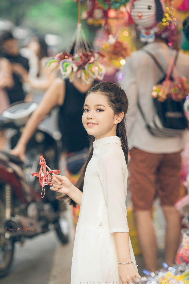 Gia Ly có một thần thái diễn và chụp ảnh rất tự nhiên mà không kém phần chuyên nghiệp. Mới đây, trong bộ ảnh trung thu do nhiếp ảnh gia Đặng Hải Phong thực hiện, Gia Ly như một nàng công chúa nhỏ khiến người ta “không thể không yêu”.