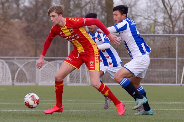 Văn Hậu chơi ổn định trước các cầu thủ to cao của Jong Go Ahead Eagles