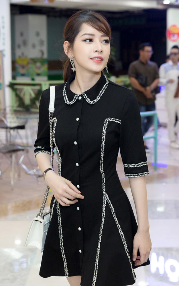 Trong khi đó, Chi Pu nhẹ nhàng, thanh lịch trong váy đen của Laking House. Lối trang điểm trong trẻo giúp Chi Pu khoe nhan sắc tự nhiên mà vẫn đầy nổi bật.