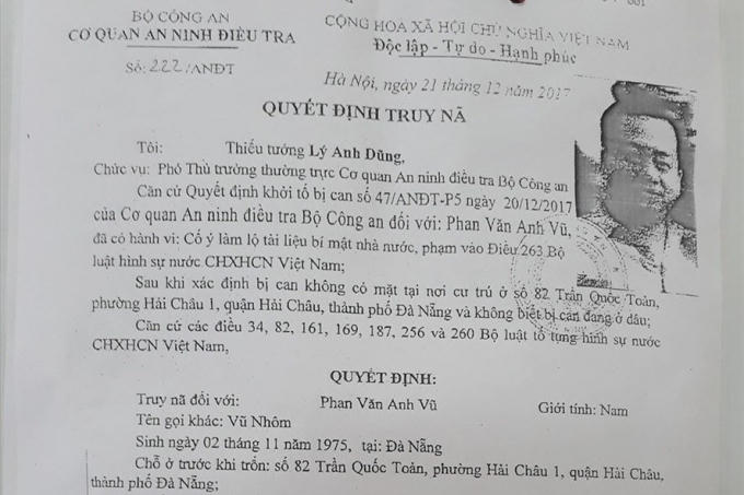 Quyết định truy nã Vũ "nhôm" dán tại UBND phường Hải Châu 1. Ảnh: Cao Thái