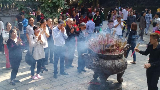 Người dân thập phương đổ về thắp hương đền Hùng. Ảnh: Xuân Hồng.