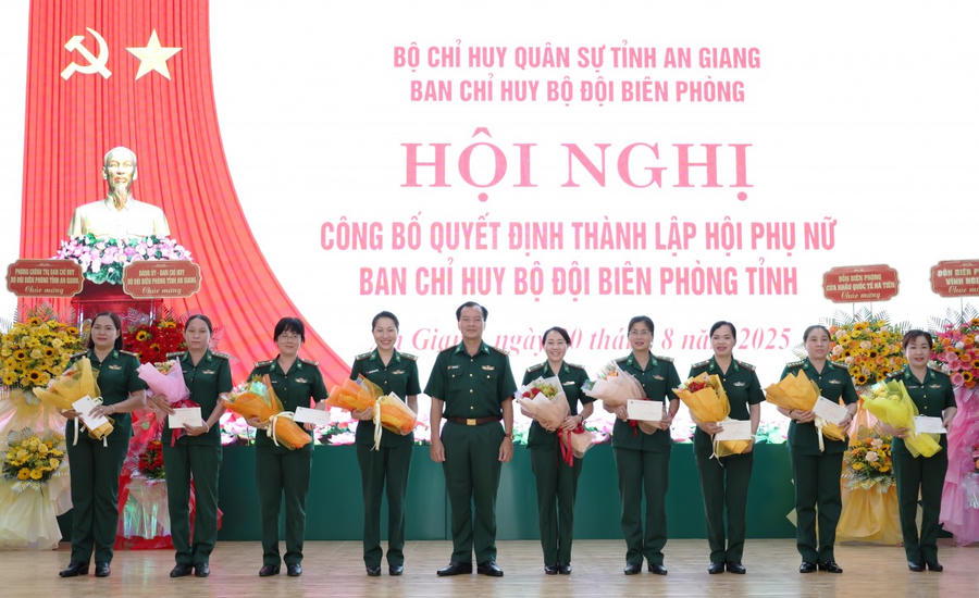 Đại tá Lê Hoàng Việt tặng hóa chúc mừng Hội Phụ nữ Ban Chỉ huy BĐBP tỉnh An Giang.