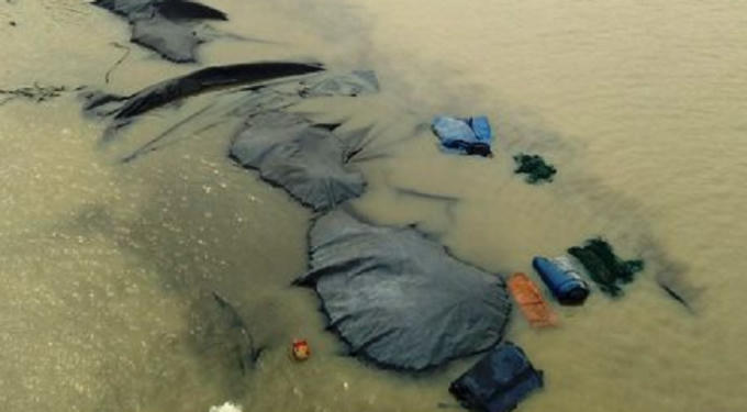 Toàn bộ sà lan và hơn 1.000 tấn than bị chìm trên sông Chanh.