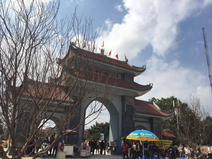 Hình ảnh cổng hội Lim nhếch nhác nhiều hàng quán.