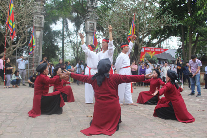 Các nghệ nhân biểu diễn bài Mỏ Cá tai đình Hùng Lô chiều 4/4 cho du khách thập phương thưởng thức.