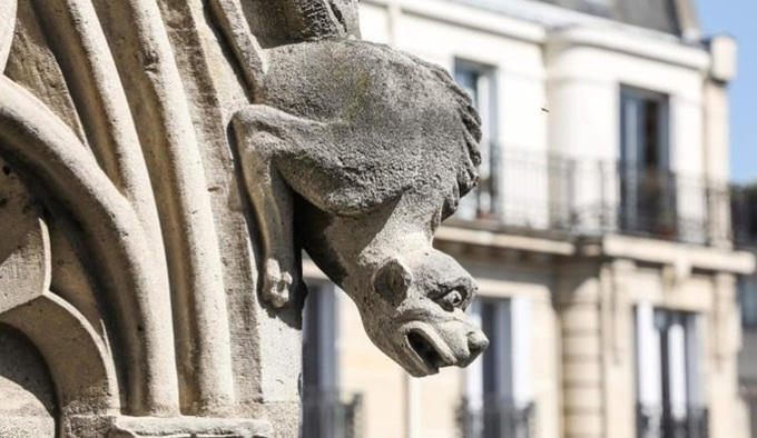 Ở cấu trúc bên ngoài, những bức tượng mô phỏng các sinh vật huyền bí mang tên gargoyle và chimera cũng là một nét đặc trưng của Nhà thờ Đức Bà Paris.