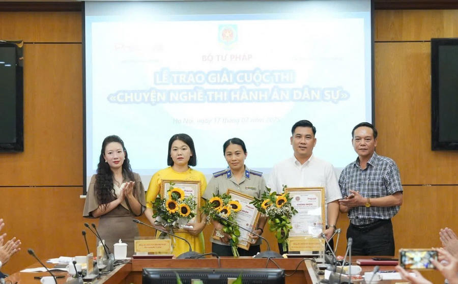 Trao giải cho các tác giả  có bài viết ấn tượng.