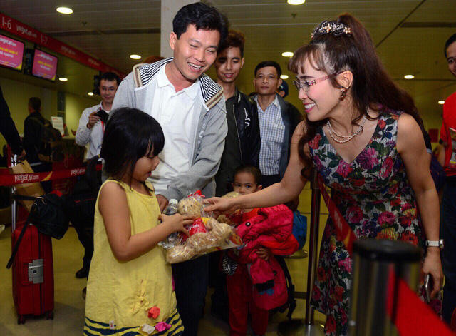 Đêm cuối năm chị giản dị trong chiếc váy hoa đi thăm hỏi hành khách.