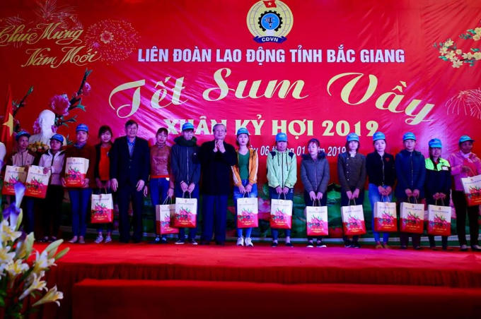 Thường trực Ban Bí thư dự ‘Tết sum vầy’ với công nhân Bắc Giang