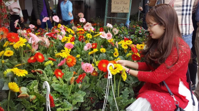 Phong ph&uacute; h&agrave;ng h&oacute;a tại phi&ecirc;n chợ &ldquo;mua may, b&aacute;n rủi&rdquo;