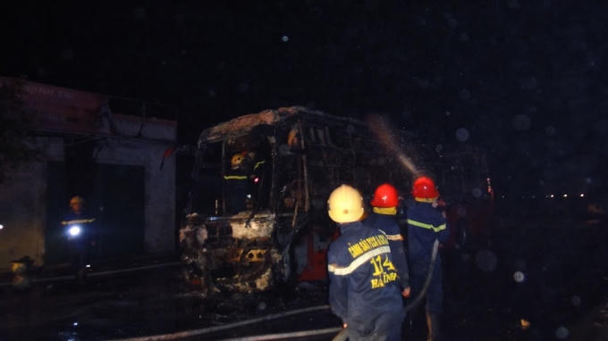 Đội cứu hộ và Cảnh sát PCCC đang tiến hành dập tắt ngọn lửa.