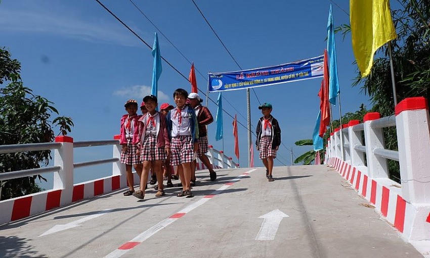 Chương trình “Nâng bước em đến trường” đặt mục tiêu xây 80 cầu mới trong năm 2025 (ảnh Quỹ Hy Vọng)