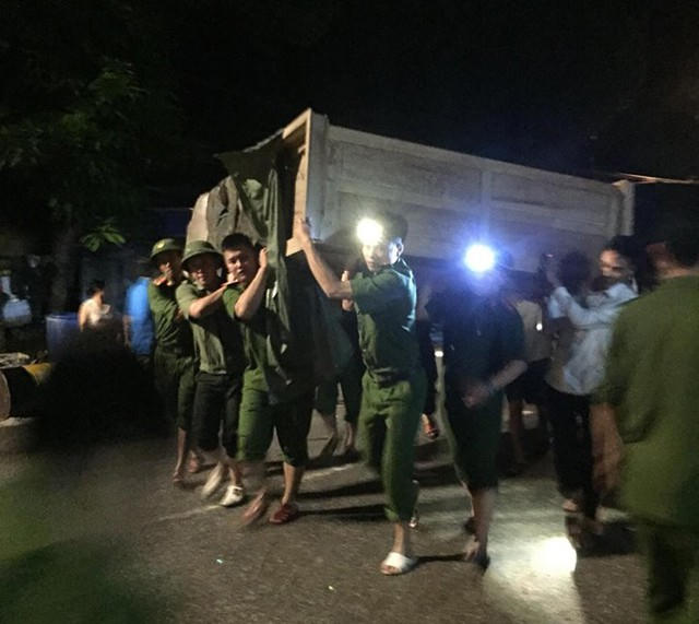 Ảnh hưởng của cơn lũ do ảnh hưởng cơn bão số 4 khiến huyện Tương Dương bị ngập nặng, uy hiếp sự an toàn tính mạng, tài sản của nhân dân. Trước tình hình đó, Công an huyện Tương Dương đã huy động toàn bộ quân số ứng trực, xuyên đêm giúp người dân sơ tán tài sản nhằm giảm thiểu đến mức thấp nhất thiệt hại.