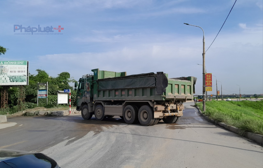Những chiếc xẻ tải chở cát chạy trên tuyến đê Đông Dư - Bát Tràng.