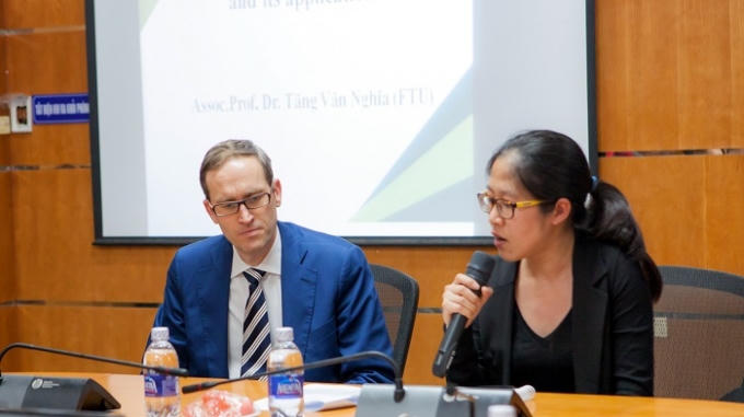 GS. TS Wolfgang Wurmnest (Trường Đại học Tổng hợp Augsburg, CHLB Đức) đang nghe ThS Tống Thị Minh Phương, Dự án hỗ trợ chính sách thương mại và đầu tư của Châu Âu (EU-MUTRAP) phát biểu ý kiến tại buổi tọa đàm.