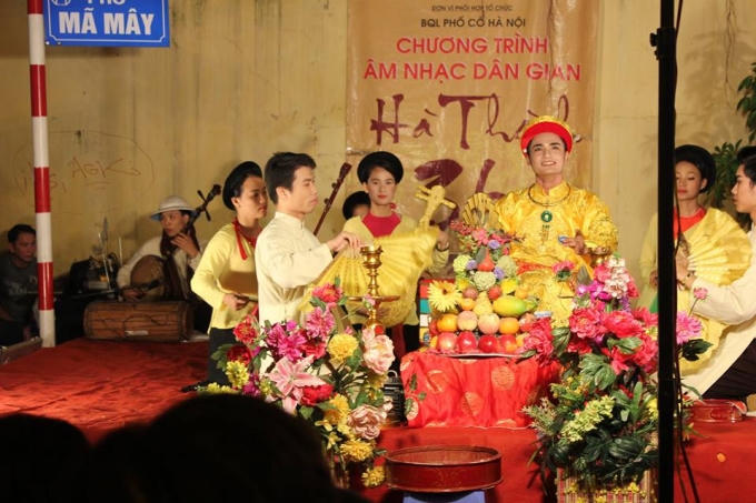 Tiết mục hầu đồng tại góc phố Mã Mây - Lương Ngọc Quyến (ảnh Thanh Huyền)