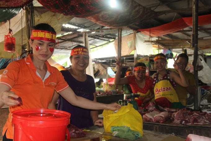 Hàng chục tiểu thương ở chợ đeo băng rôn, ngừng bán để cổ theo dõi Nhật Minh thi đấu.