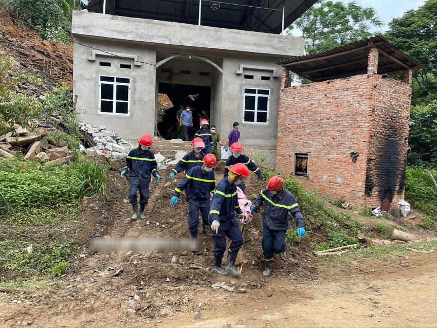 Thi thể chị Long Thị Sương M. là nạn nhân cuối cùng trong vụ sạt lở đất được lực lượng cứu hộ đưa ra ngoài. (Ảnh: Báo Bắc Kạn).