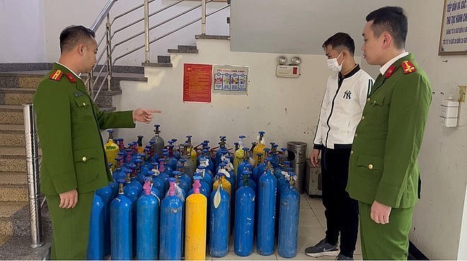 Số bình khí "cười" bị lực lượng chức năng thu giữ.