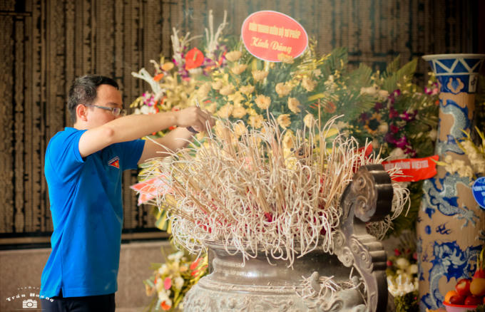 Đồng chí Hồ Quang Huy - Ủy viên BCH Đoàn Khối các cơ quan Trung ương, Bí thư Đoàn Bộ thay mặt đoàn dâng hương lên đài tưởng niệm các liệt sỹ.