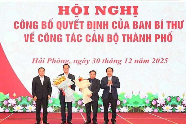 Lãnh đạo thành phố Hải Phòng tặng hoa chúc mừng Chủ nhiệm UBKT của 2 tỉnh, thành.