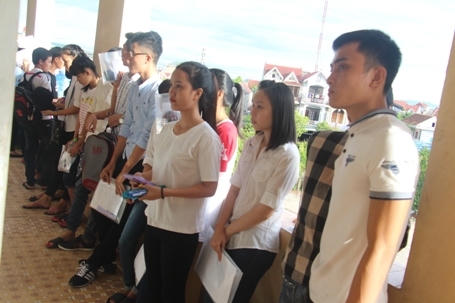 Các sĩ tử đứng trước phòng thi, hồi hộp căng thẳng chuẩn bị bước vào phòng thi