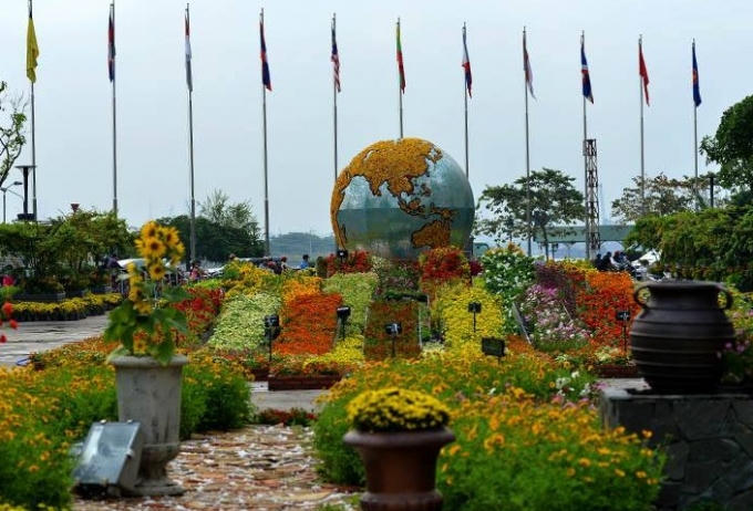 Đại cảnh là hình ảnh một quả cầu xanh bên trên những gợn sóng hoa trùng trùng điệp điệp như lời nhắn gửi ước mơ, mong muốn chỉ có thể thành sự thật