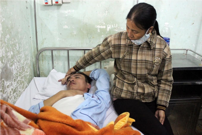 Ông Nguyễn Hông Thái đang điều trị tại bệnh viện Ba Đồn, trong tình trạng trên người đầy thương tích.