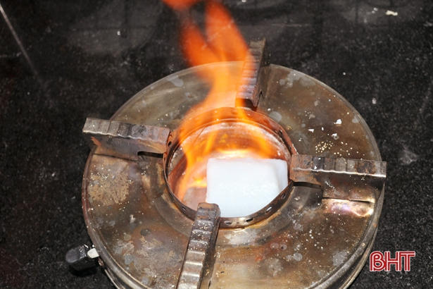 Nhờ tính tiện lợi, việc sử dụng cồn khô trong đun nấu ngày càng được nhiều người dân Hà Tĩnh lựa chọn.